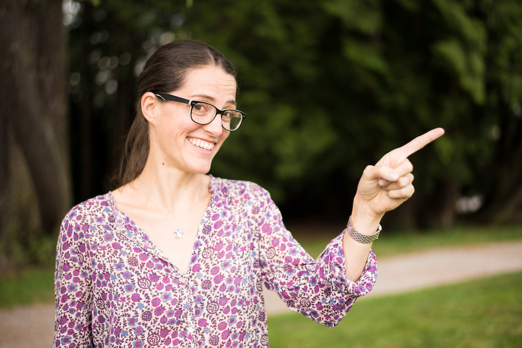 Picture of Eva pointing to text